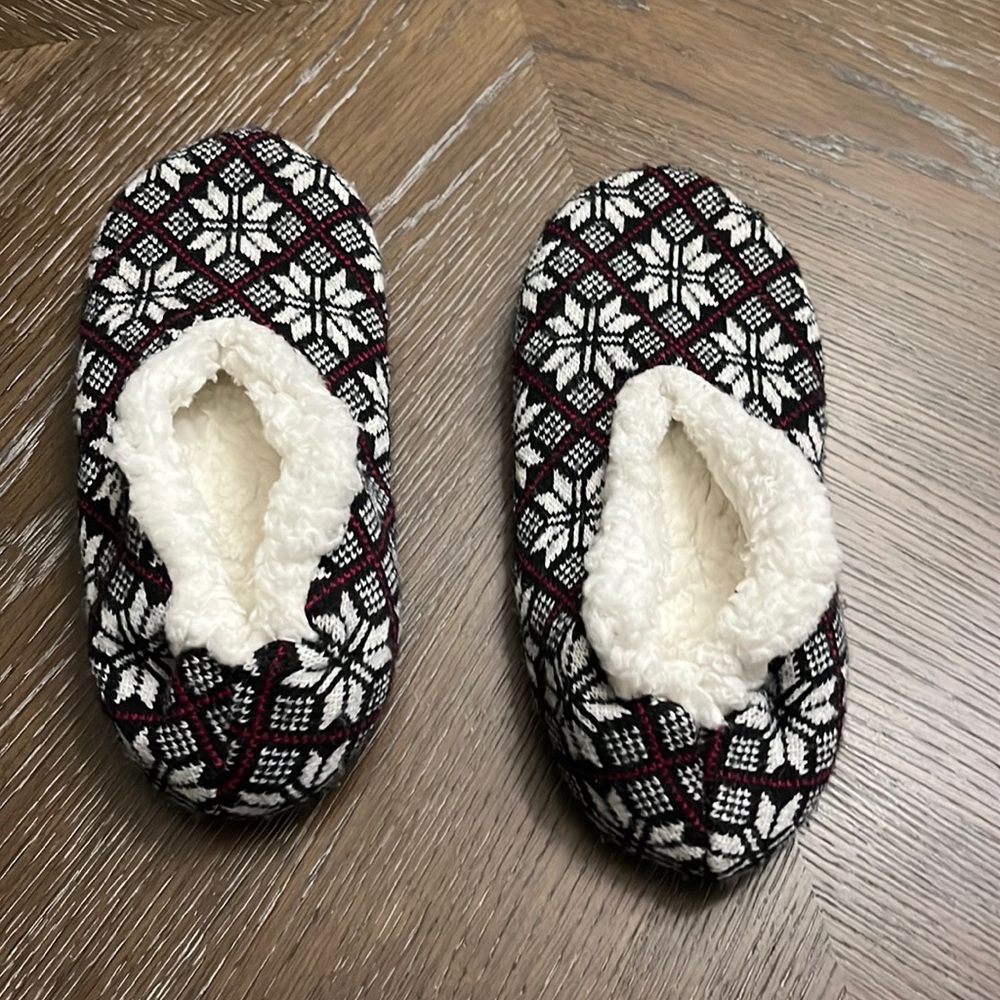 Womens cozy slipper socks with non skid bottoms Size 7